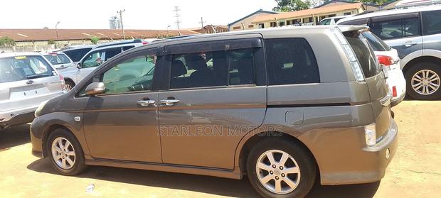 Toyota ISIS 1.8 Platana V-selection 4WD 2013 Gold