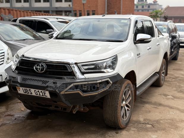 Toyota Land Cruiser Prado 2017 White