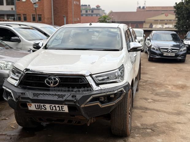 Toyota Land Cruiser Prado 2017 White
