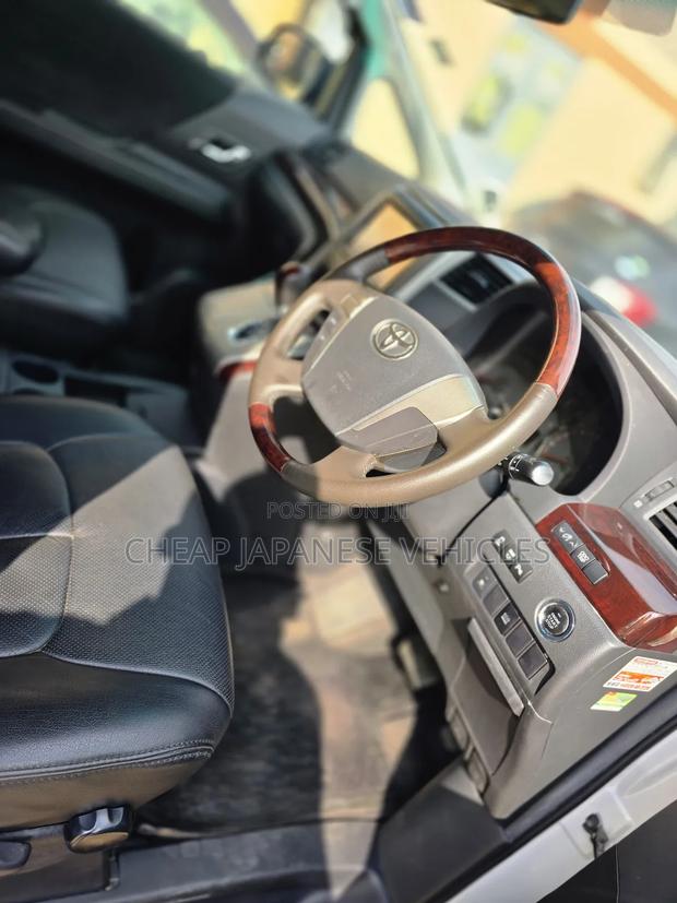 Toyota Alphard 2.4 Petrol AWD 2013 White
