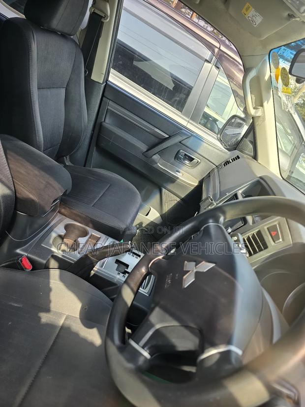 Mitsubishi Pajero V90 3.0 V6 GL 2015 Silver