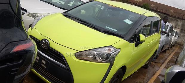 Toyota Sienta 1.5 Hybrid FWD 2015 Green