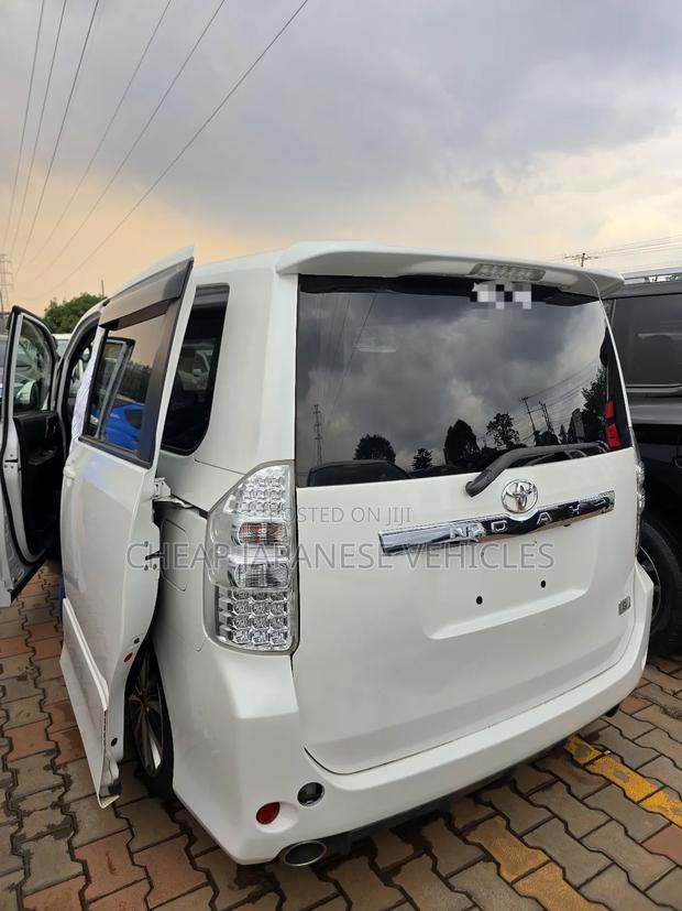 Toyota Noah 2012 White