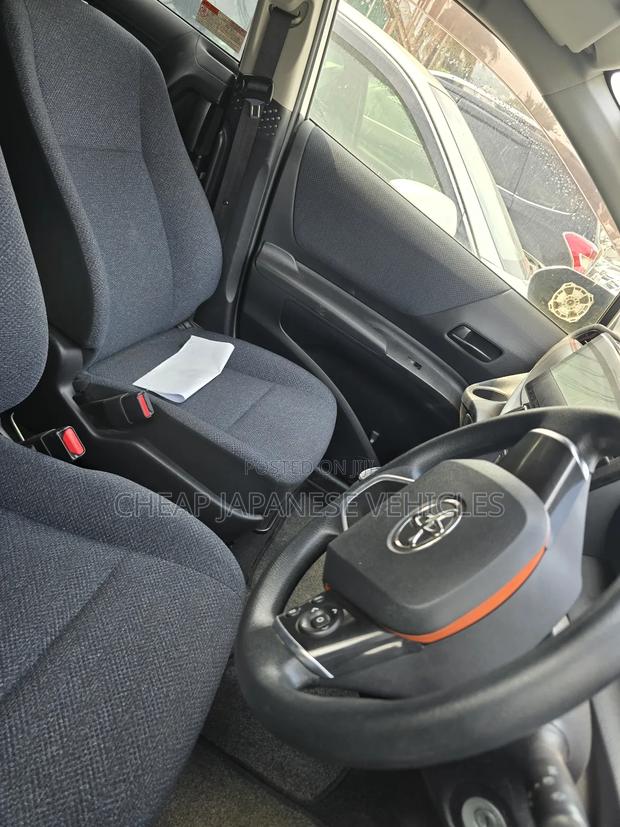 Toyota Sienta 1.5 FWD 2016 Silver