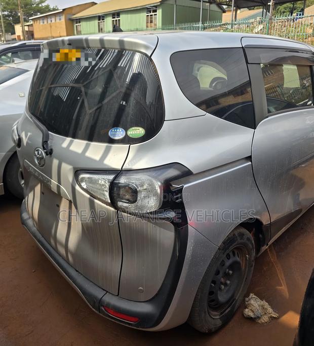 Toyota Sienta 1.5 FWD 2016 Silver