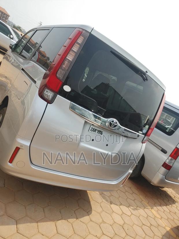 Toyota Noah 2016 Silver