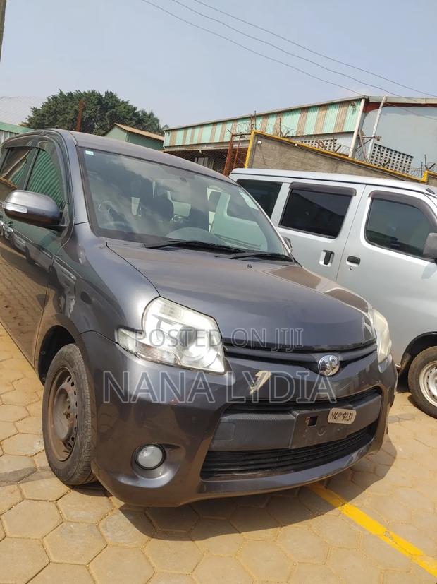 Toyota Sienta 2012 Gray
