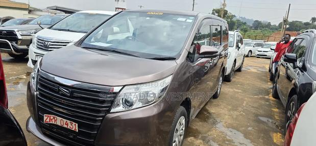Toyota Noah 2016 Gold