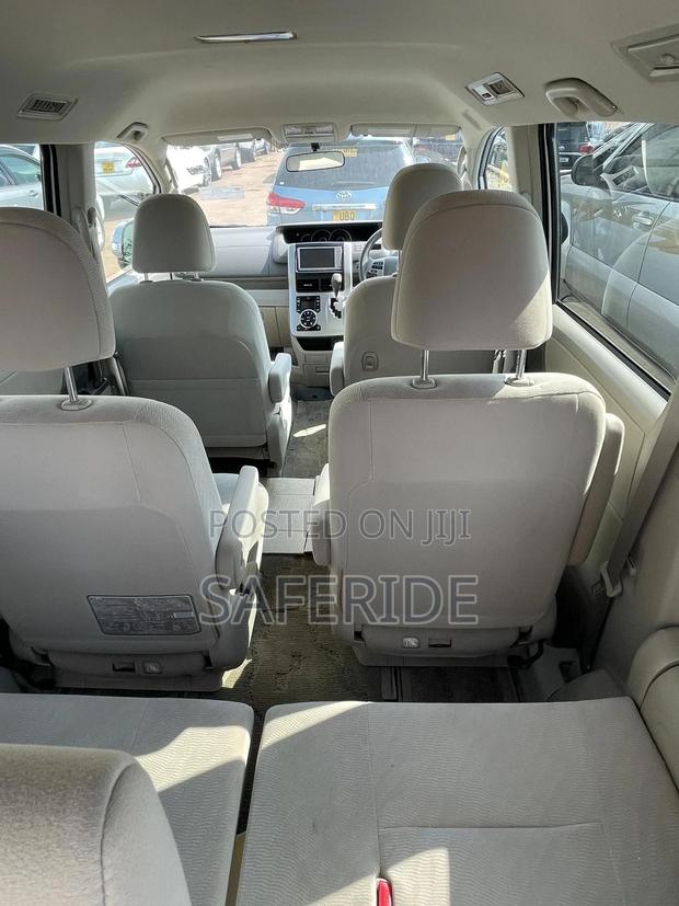 Toyota Noah 2010 Blue