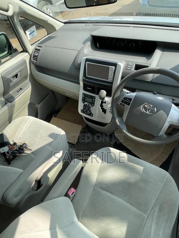 Toyota Noah 2010 Blue