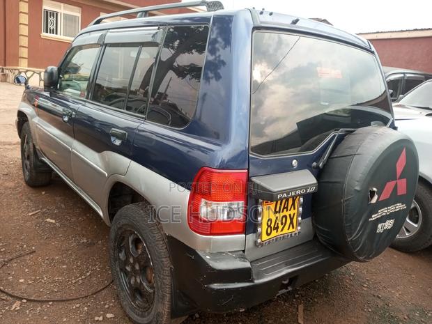 Mitsubishi Pajero IO 2000 Blue