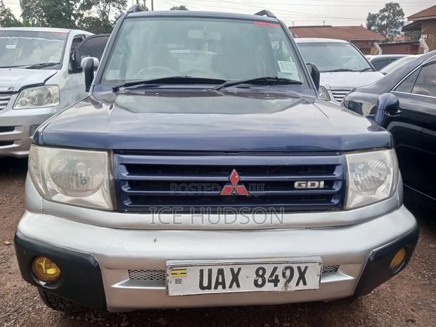 Mitsubishi Pajero IO 2000 Blue