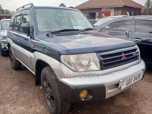 Mitsubishi Pajero IO 2000 Blue