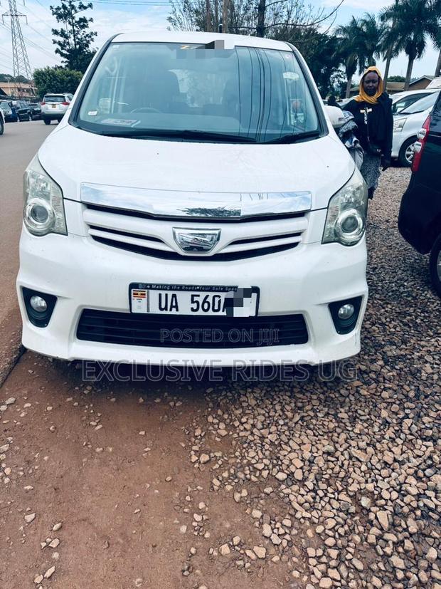 Toyota Noah 2010 White
