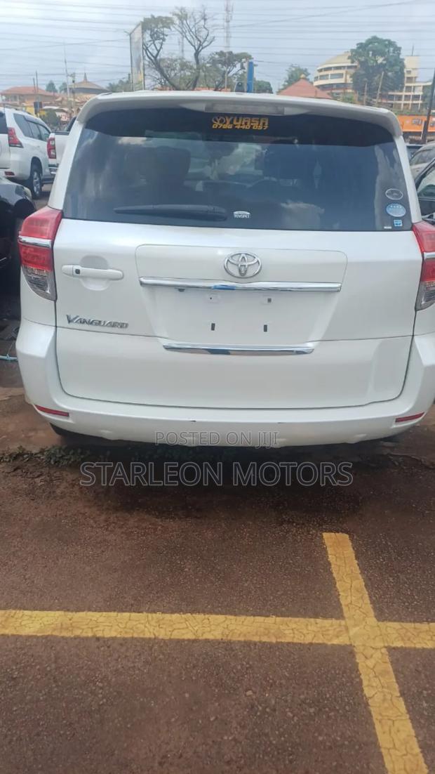 Toyota Vanguard 2013 White