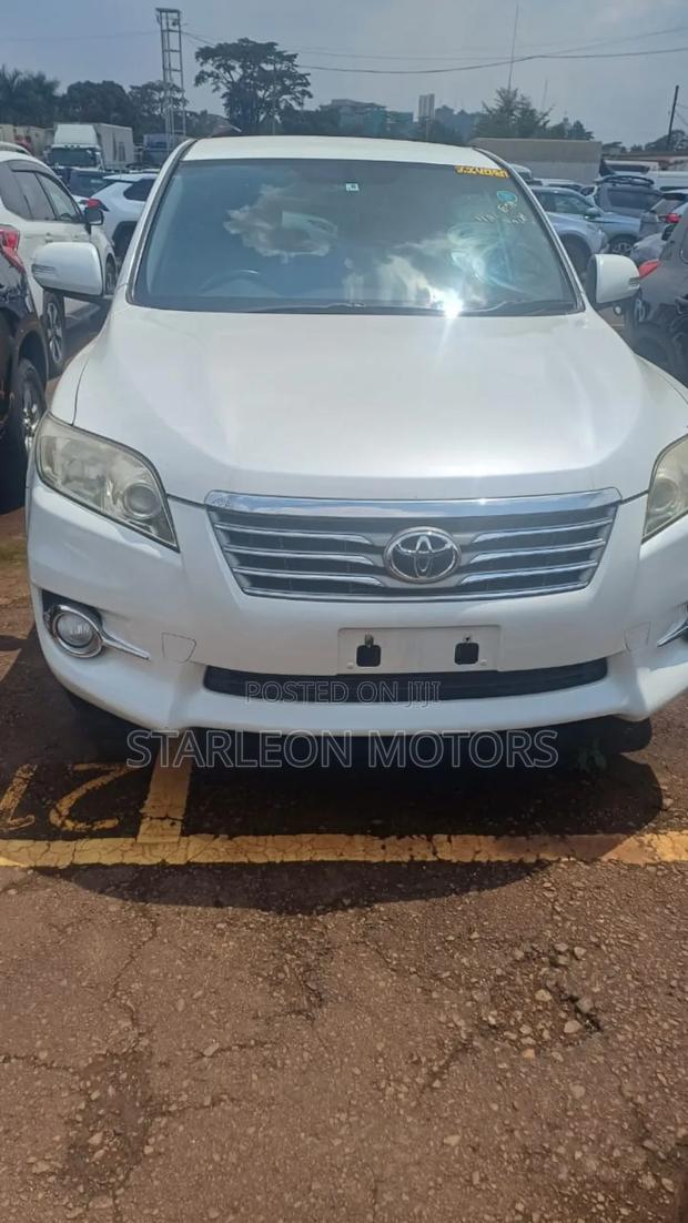 Toyota Vanguard 2013 White