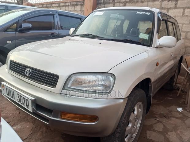 Toyota RAV4 1999 White