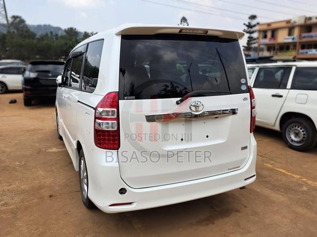 Toyota Noah 2.0 143hp AWD (7 Seater) 2012 White