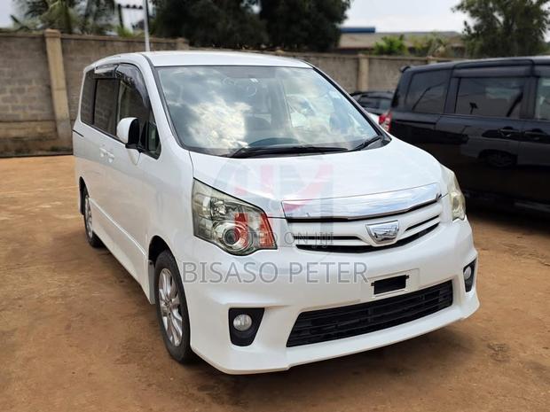 Toyota Noah 2.0 143hp AWD (7 Seater) 2012 White