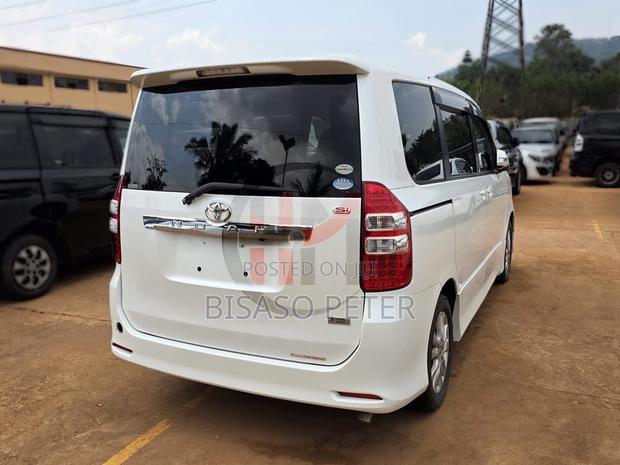 Toyota Noah 2.0 143hp AWD (7 Seater) 2012 White