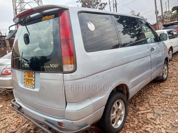 Toyota TownAce Noah 2000 Purple
