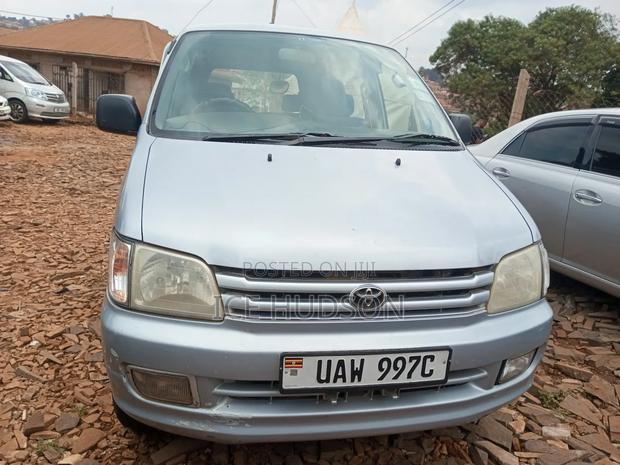 Toyota TownAce Noah 2000 Purple