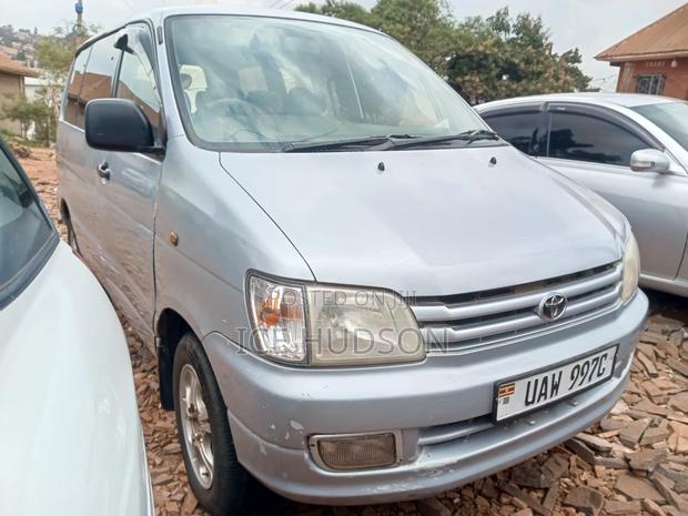 Toyota TownAce Noah 2000 Purple
