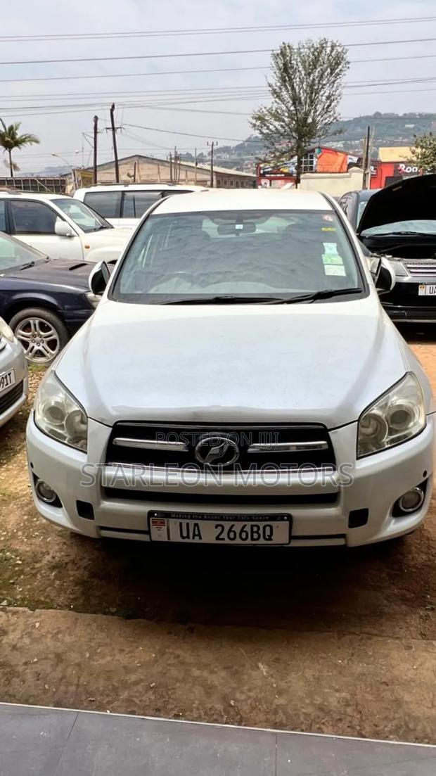 Toyota RAV4 2.5 2010 White