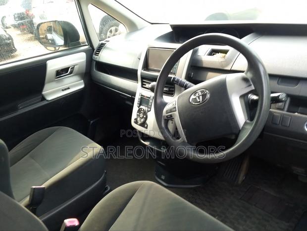 Toyota Noah 2010 Blue