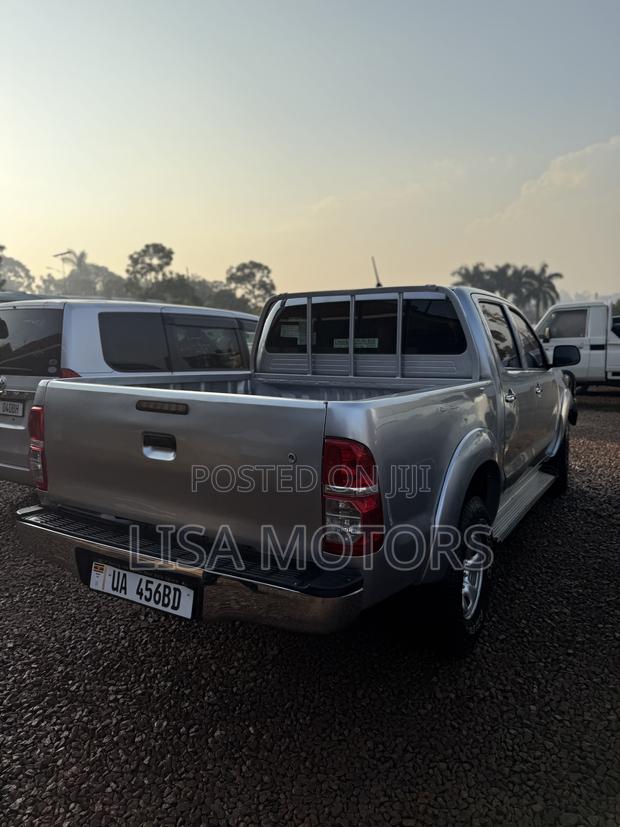 Toyota Hilux 3.0 D-4D 4x4 2015 Silver