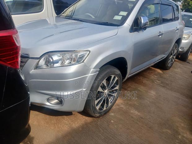 Toyota Vanguard 2010 Silver