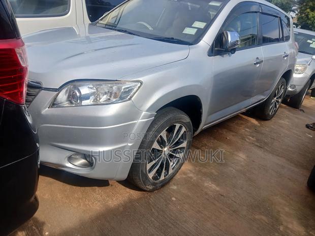 Toyota Vanguard 2010 Silver