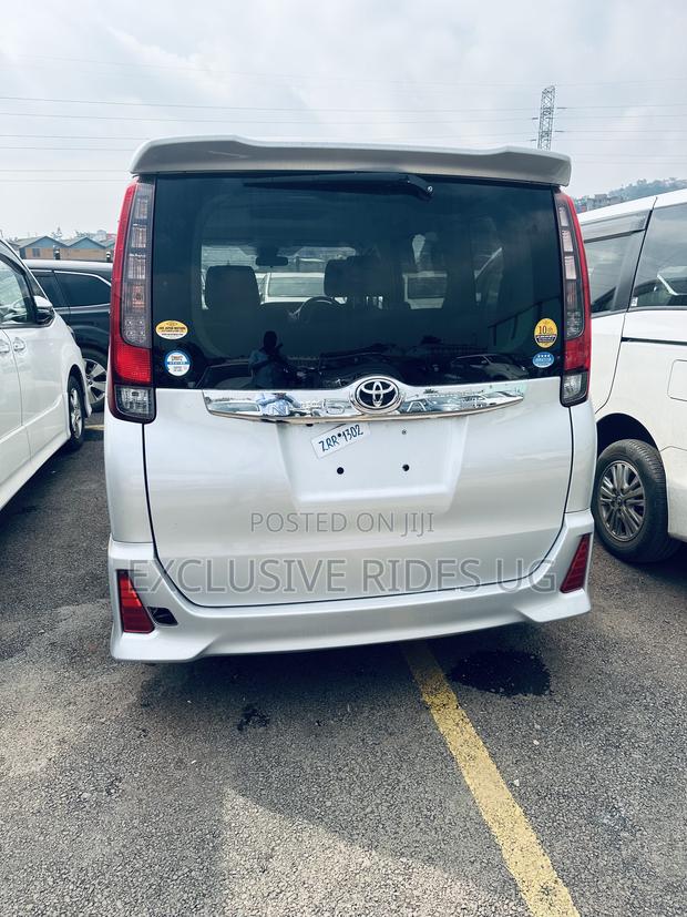 Toyota Noah 2.0 FWD (8 Seater) 2016 Silver