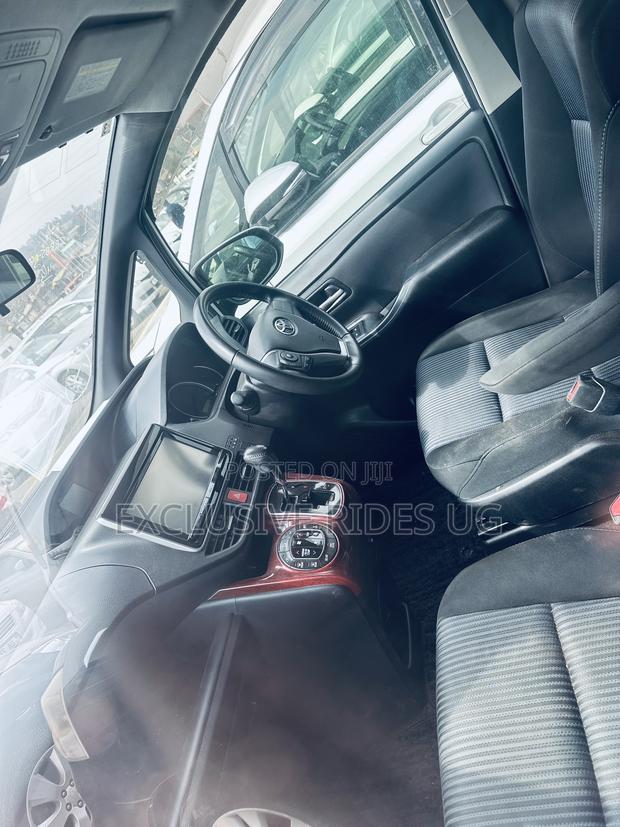 Toyota Noah 2.0 FWD (8 Seater) 2016 White