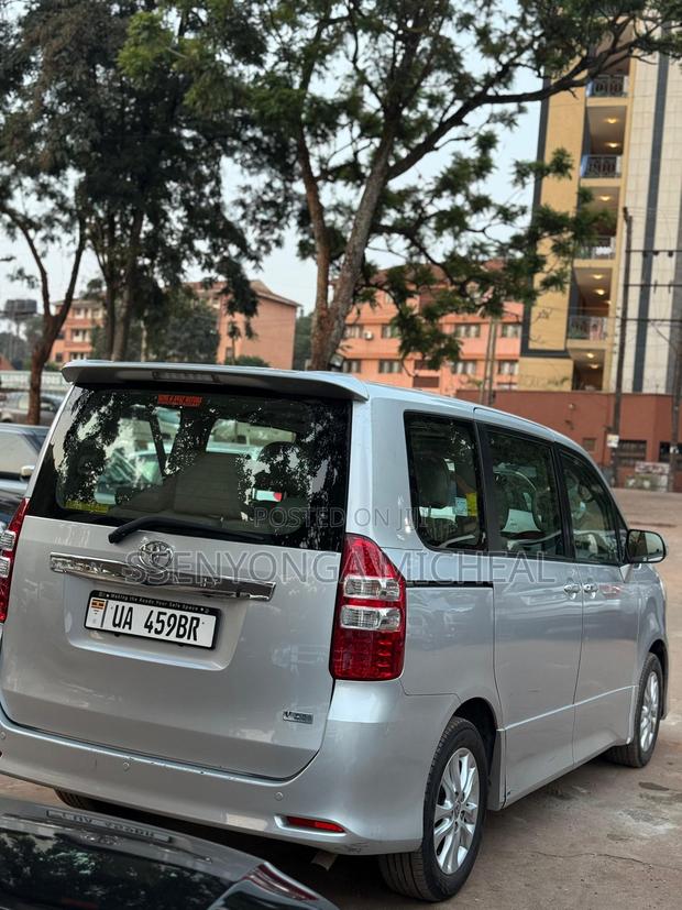 Toyota Noah 2011 Silver