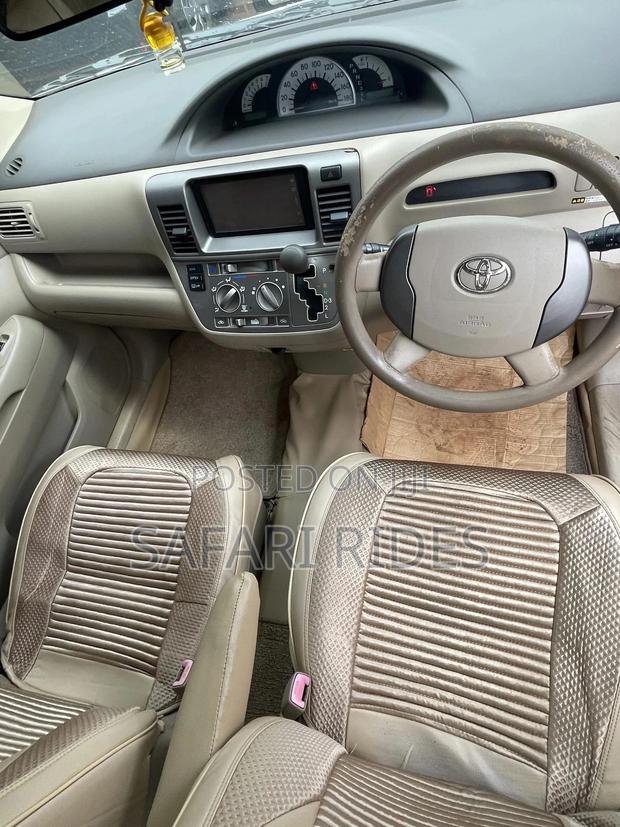 Toyota Raum 2010 Silver