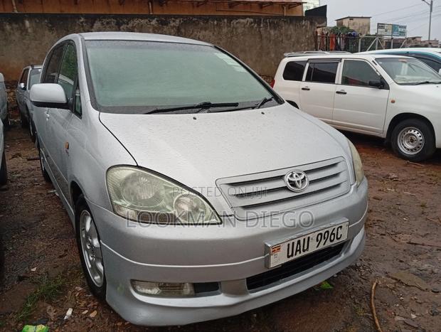 Toyota Ipsum 2000 Silver