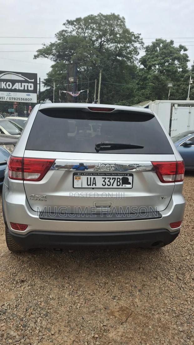 Jeep Grand Cherokee 2011 Silver