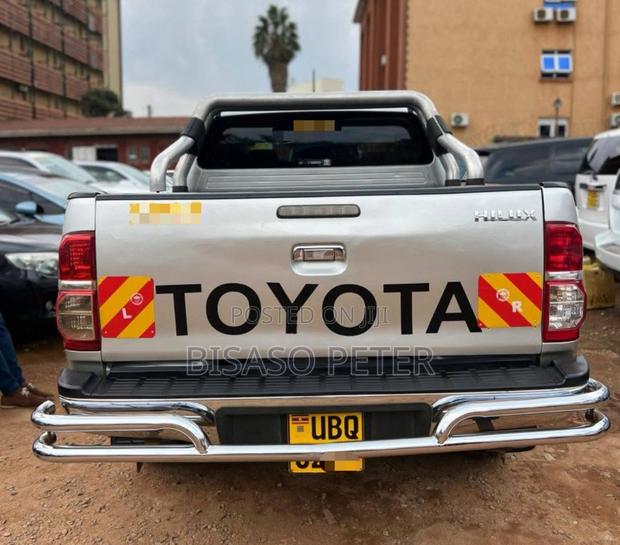 Toyota Hilux 2.5 D-4D 4X4 SRX 2011 Gold