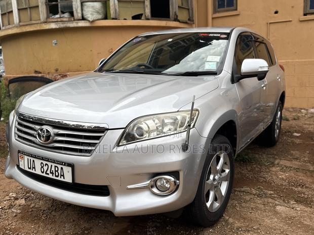 Toyota Vanguard 2011 Silver