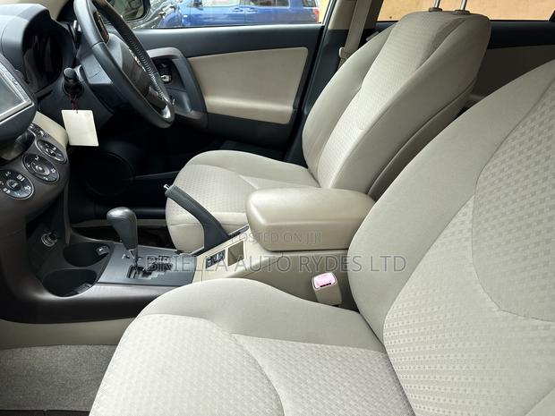 Toyota Vanguard 2011 Silver