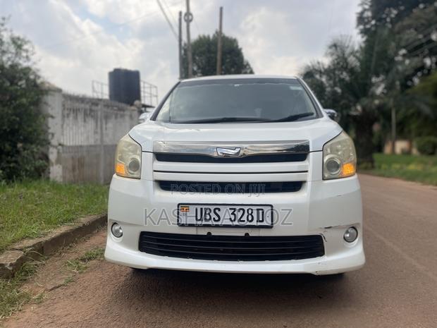 Toyota Noah 2010 White