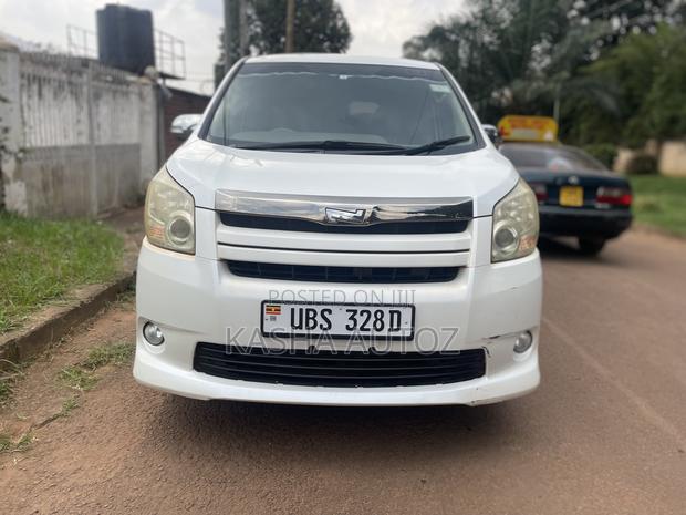 Toyota Noah 2010 White
