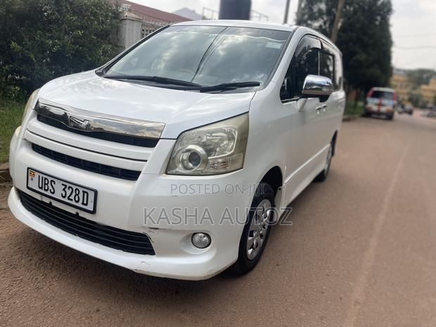 Toyota Noah 2010 White