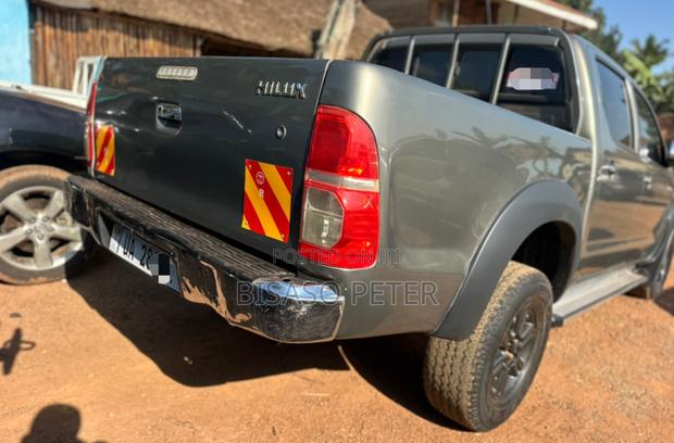 Toyota Hilux 3.0 D-4D 4x4 2013 Gray
