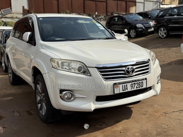 Toyota Vanguard 2011 White