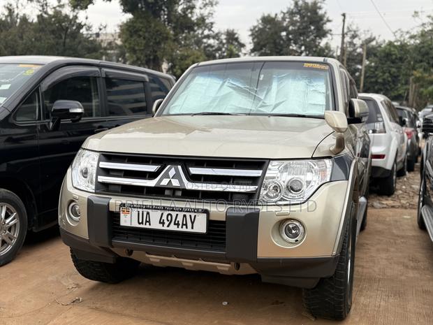 Mitsubishi Pajero 2011 Gold