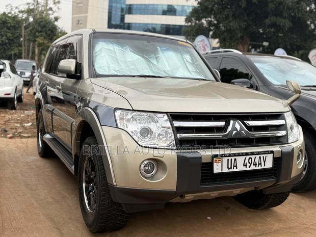 Mitsubishi Pajero 2011 Gold