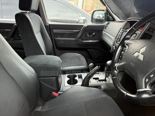 Mitsubishi Pajero 2011 Gold