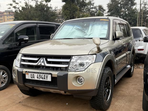 Mitsubishi Pajero 2011 Gold
